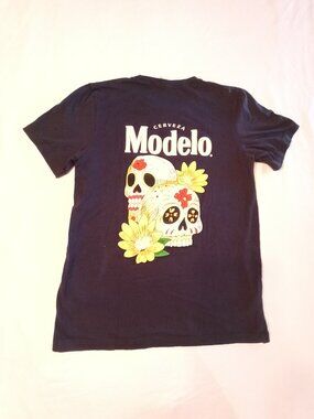 Modelo Cerveza - Adult Medium T-Shirt